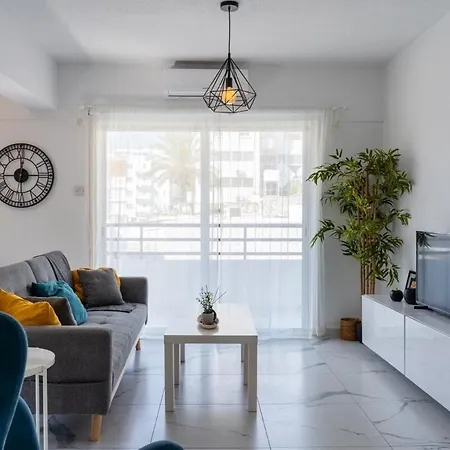 Liric - 3 Bedroom W Balcony In Appartement Larnaca