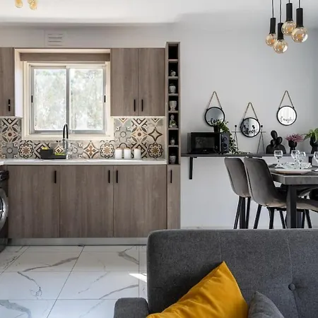 Liric - 3 Bedroom W Balcony In