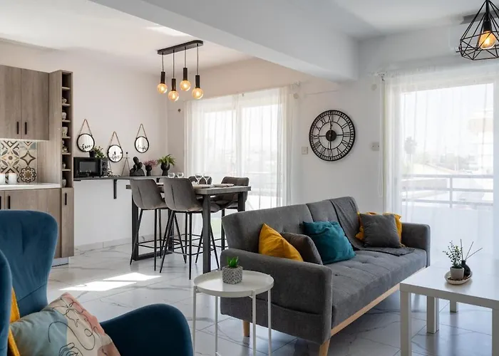 Liric - 3 Bedroom W Balcony In Apartmán Larnaca