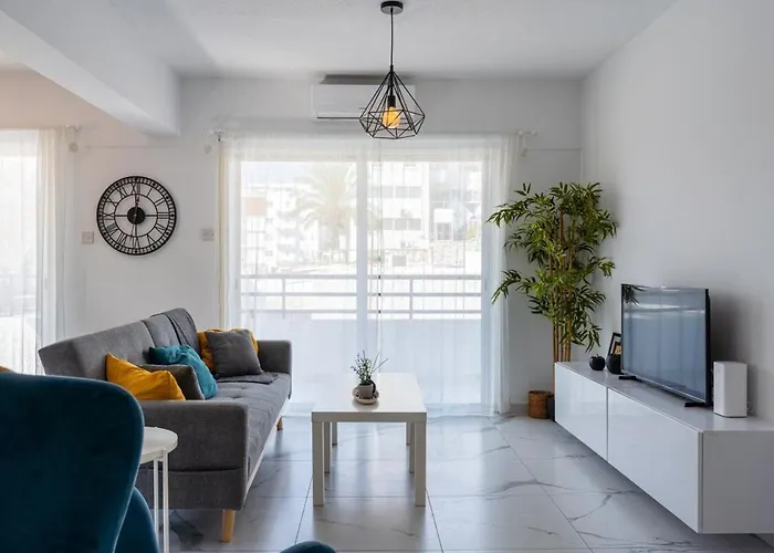 Liric - 3 Bedroom W Balcony In Apartmán Larnaca