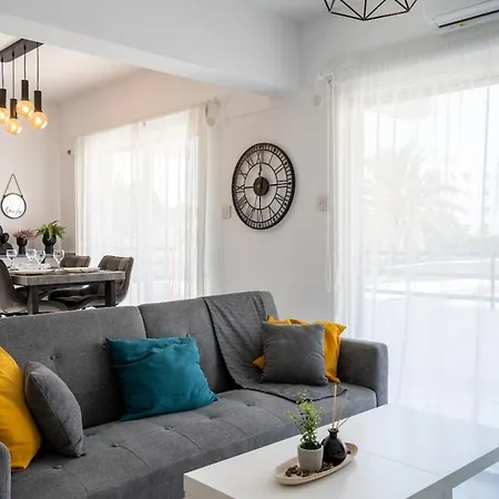 Liric - 3 Bedroom W Balcony In * 拉纳卡