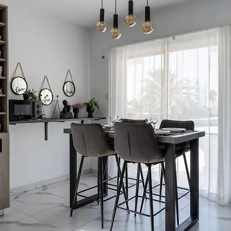 Liric - 3 Bedroom W Balcony In Apartman *