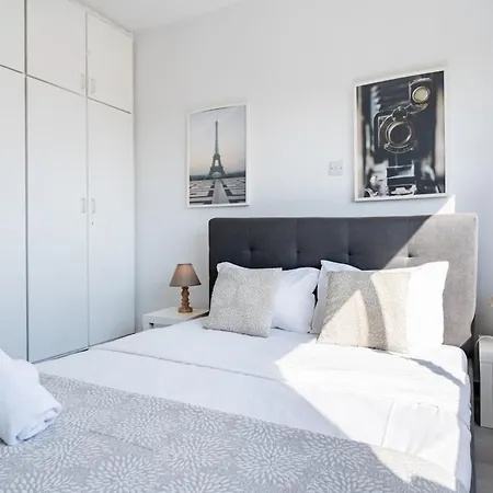 Liric - 3 Bedroom W Balcony In * 拉纳卡