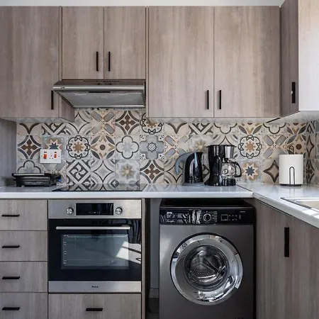 Liric - 3 Bedroom W Balcony In Apartman