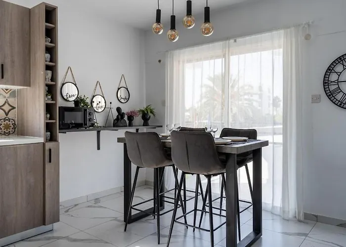 Liric - 3 Bedroom W Balcony In アパート *