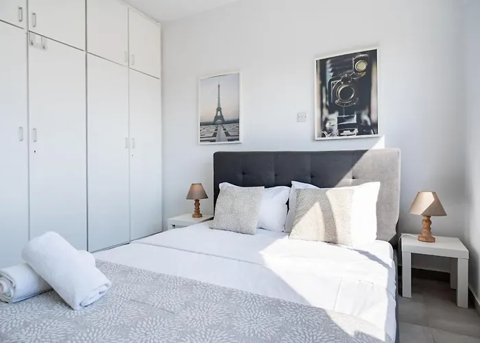 Liric - 3 Bedroom W Balcony In * ラルナカ