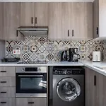Liric - 3 Bedroom W Balcony In Appartamento